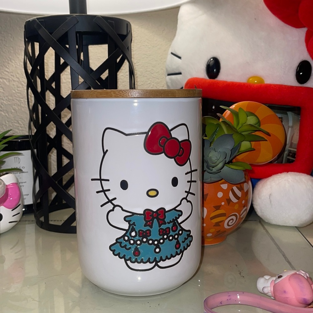 Hello kitty ceramic cookie jar holiday / Christmas version